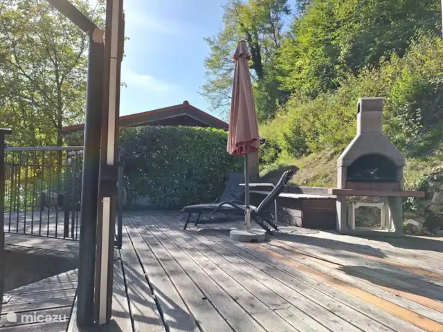 Sunclass Bungalow C28 huren in Italië, Gardameer, Tignale - vakantiehuis Het terras met de stenen BBQ.