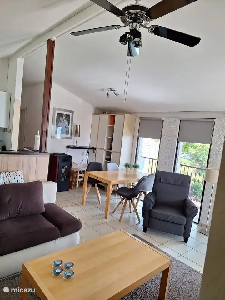 El salón-comedor con una hermosa vista del lago de Garda.