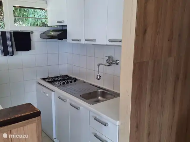 Sunclass Bungalow C28 huren in Italië, Gardameer, Tignale - vakantiehuis De keuken met alle benodigdheden zoals bijv. een koel/diepvriescombinatie, een vierpits gasfornuis en een afwasmachine.