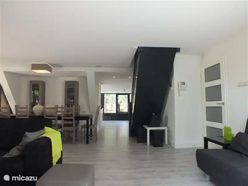 Treppe im Wohnzimmer / Durchsatz / Küche.