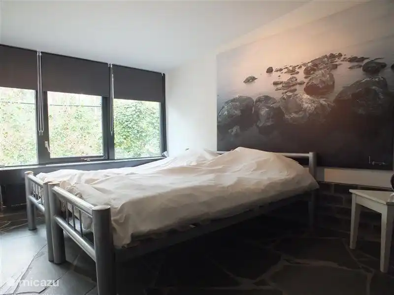 Schlafzimmer im Erdgeschoss, mit 2x1, Etagenbett und einen begehbaren Kleiderschrank.