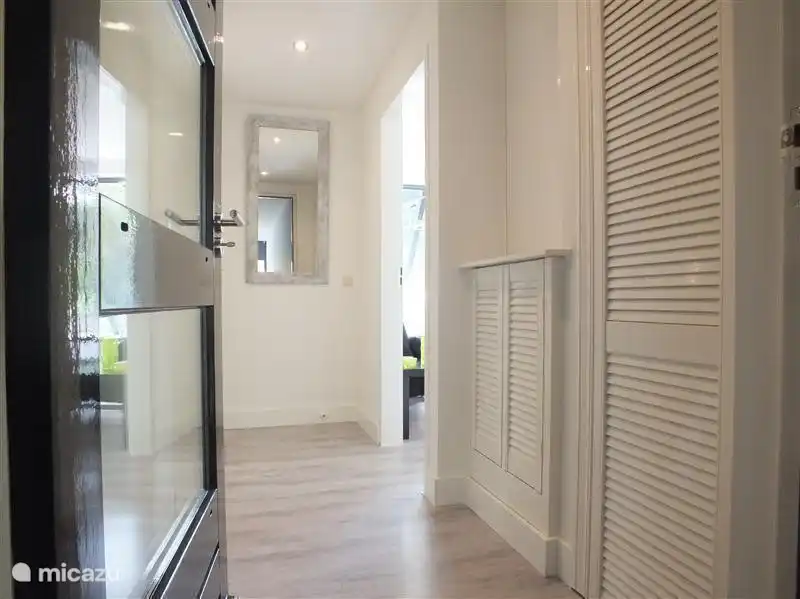 Halle aus dem Schlafzimmer im Erdgeschoss, Wohn-rechts, links Badezimmer mit WC, separates WC und Abstellraum.