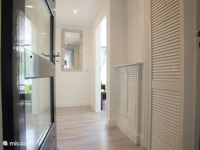Château de la forêt | Pays-Bas, Brabant-Septentrional, Herpen - maison de vacances Dégagement de la chambre au rez-de-chaussée, séjour à droite, salle de bain avec WC, WC séparé et placard de rangement à gauche.