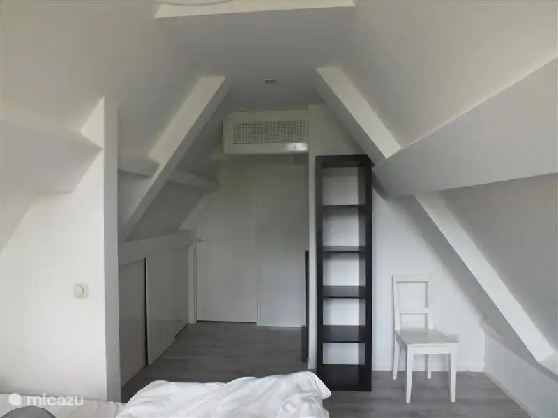 1. Stock Schlafzimmer mit 2x1 Bett, Schränke und Kleiderschrank.