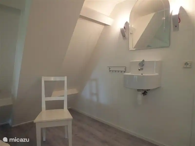 1. Stock Schlafzimmer mit 2x1 Bett, Waschbecken und einen großen Kleiderschrank. Terrassentüren zum Balkon.