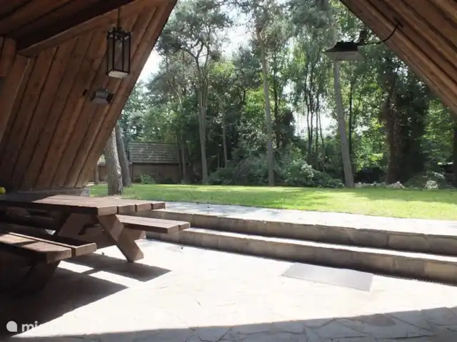 Château de la forêt | Pays-Bas, Brabant-Septentrional, Herpen - maison de vacances Belle terrasse couverte avec une vue dégagée sur le jardin et 4 chauffages au gaz.
