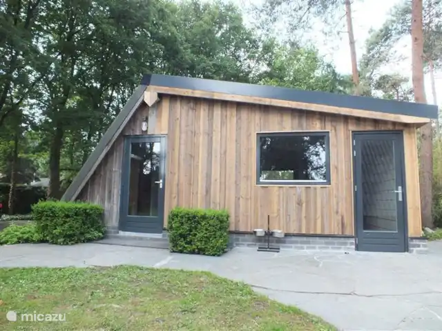 Château de la forêt | Pays-Bas, Brabant-Septentrional, Herpen - maison de vacances spacieux débarras indépendant, avec toilettes, très grand réfrigérateur et petit congélateur. Une autre entrée vous mène par des escaliers à la salle de bain avec sauna et bain de vapeur turc et douche.