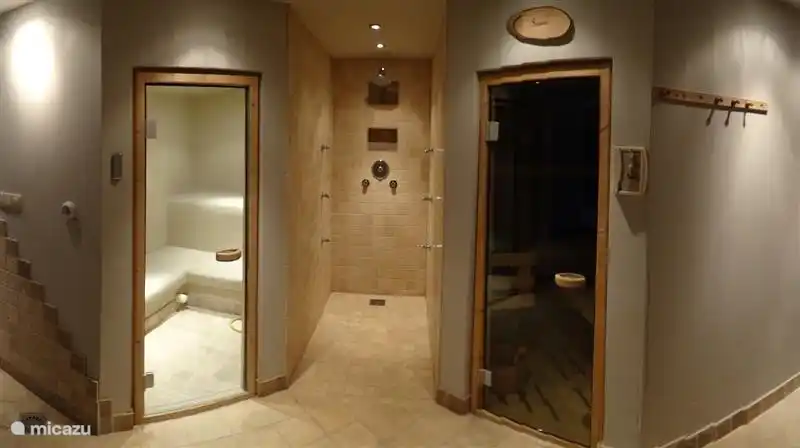 Sauna. Recht Sauna mitten in der Dusche und Dampfbad links.