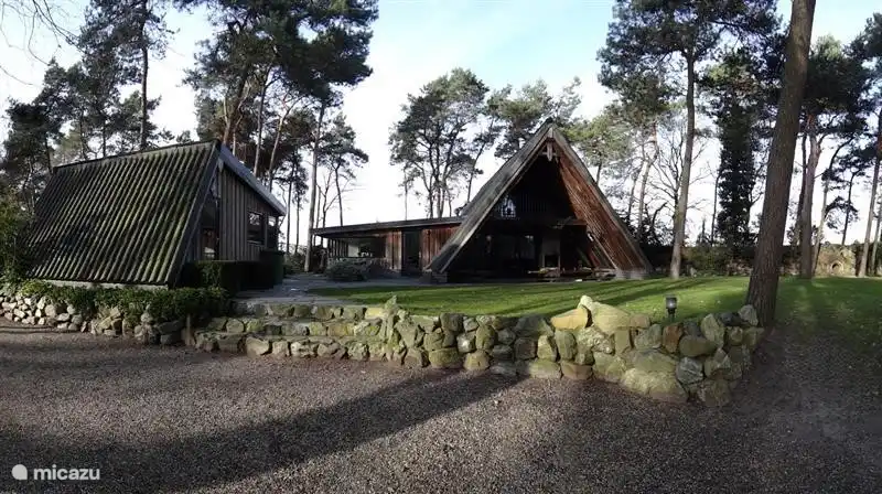 Ansicht Haus mit freistehenden Schuppen.