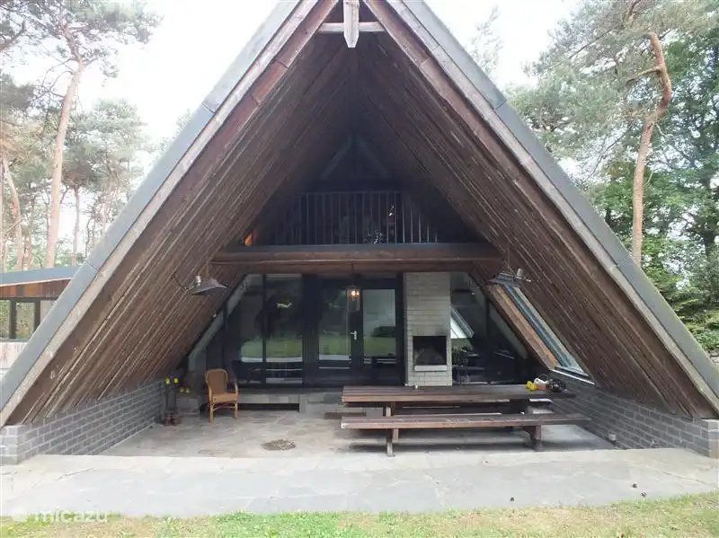 Überdachte, beheizte Terrasse, durch 4x Gas. Auch ein Feuer im Kamin ist möglich. Ein schönes großes Picknick-Tisch für etwa 14 Personen. Ist es kalt und / oder regnerischen bekommen, können Sie draußen sitzen.