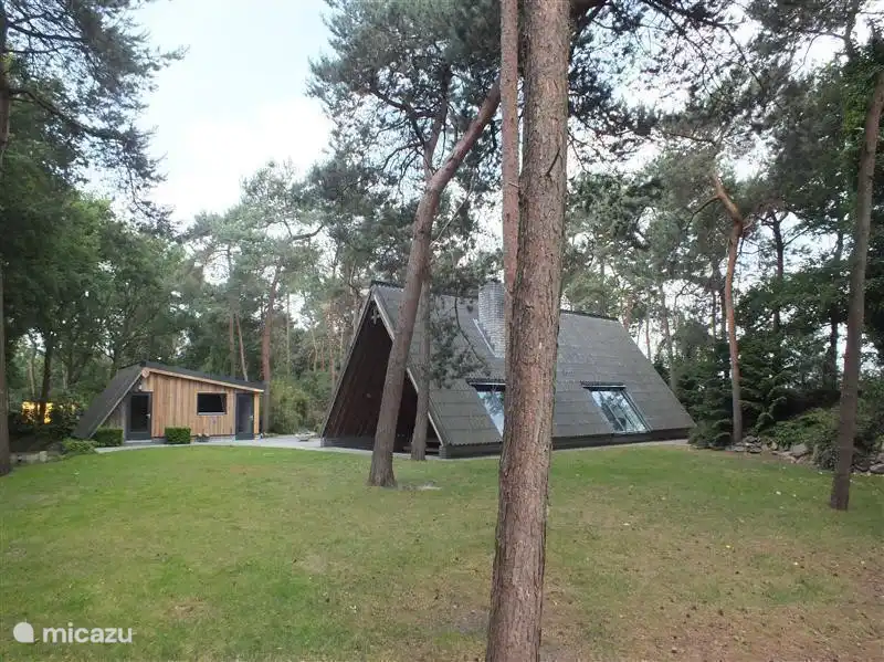 Vom Garten, freistehendes Haus mit großem Speicher.