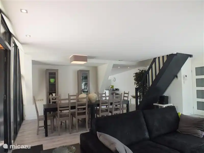 Essecke, bestehend aus zwei separaten Tabellen mit ausziehbarer Fähigkeiten und 10 Stühle.