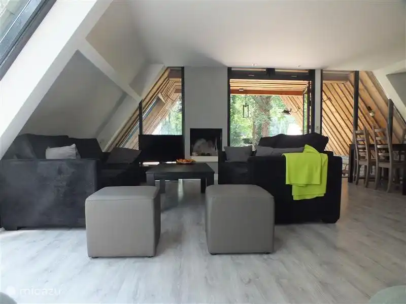 Geräumige Lounge mit LED-TV und Kamin.