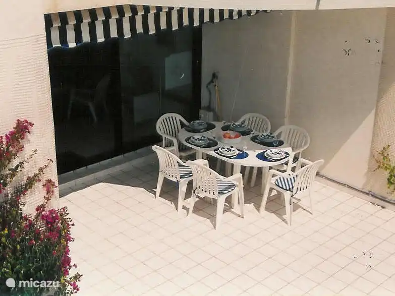 Die überdachte Terrasse mit Esstisch