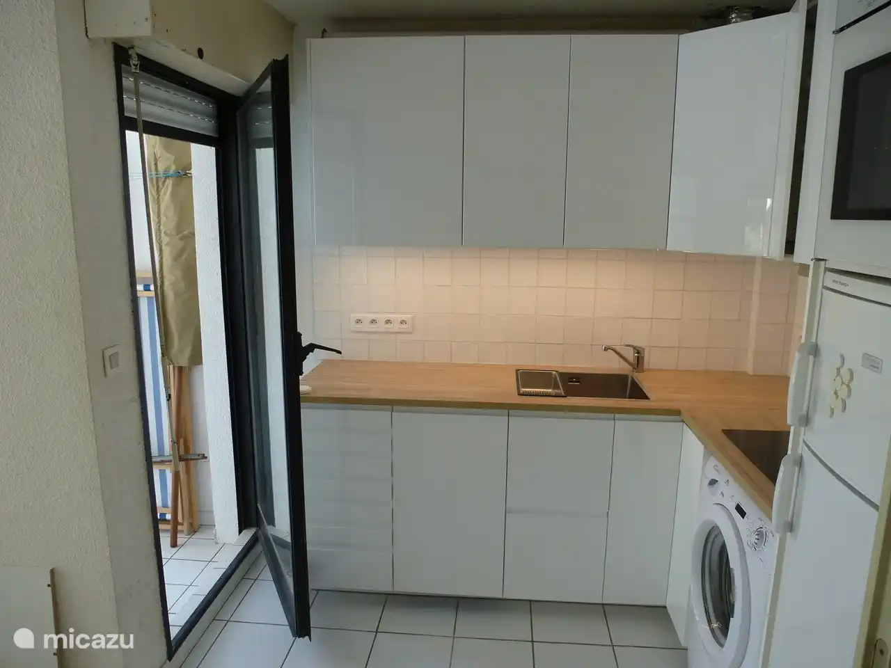 Linker Teil der Küche, mit Seitentür zur Terrasse