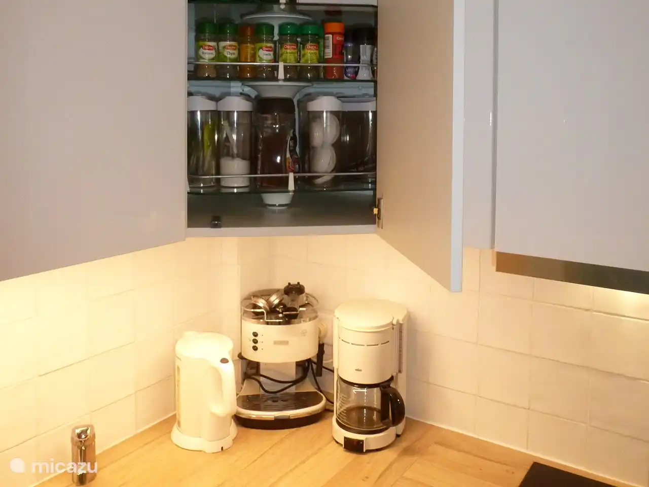 Drehbarer Küchenschrank in der Ecke, mit Elektrogeräten