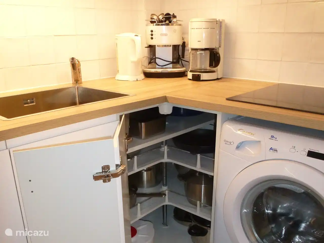 Küchenunterschrank in der Ecke, mit Elektrogeräten