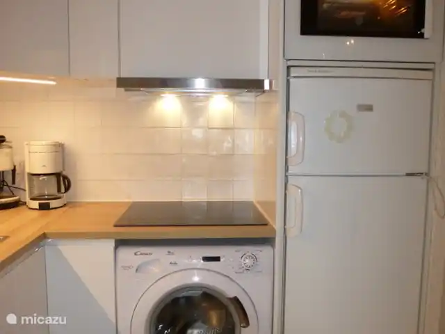 Château Renard Bandol | France, Côte d'Azur, Bandol - maison mitoyenne Table de cuisson à induction avec hotte aspirante et lave-linge
