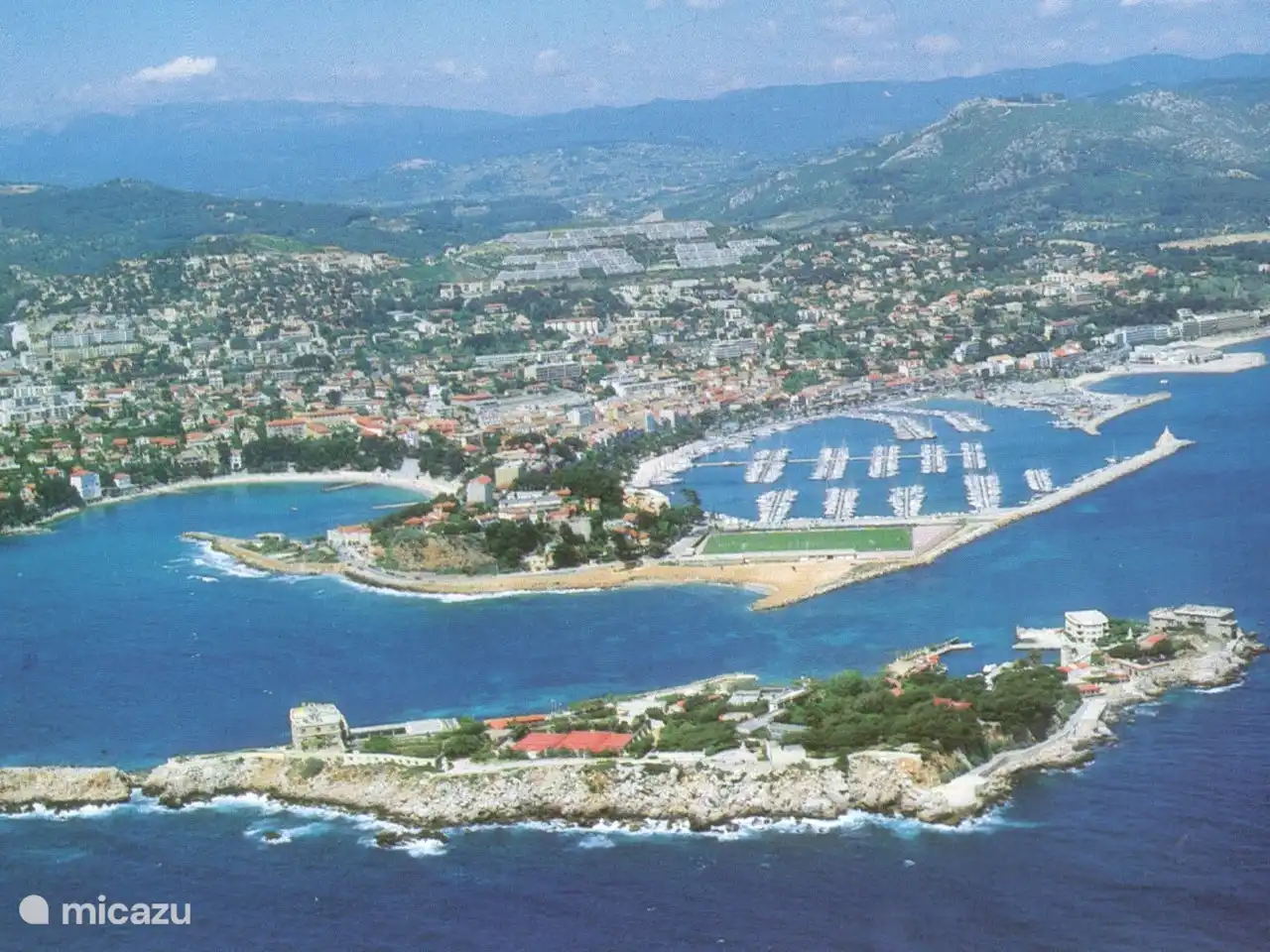 Übersicht Bandol, mit der Bucht von Renecros auf der linken Seite (unser Badestrand mit Sand zu Fuß erreichbar) und auf der rechten Seite das Dorfzentrum mit dem Hafen