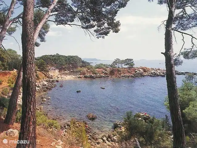 Felsiger Strand entlang des Sentier Litoral