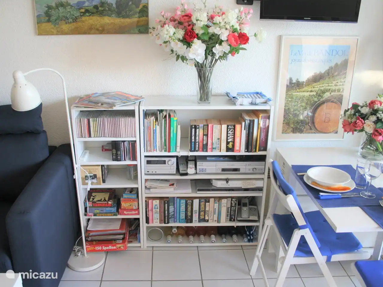 Schrank mit Ton-, Internet- und TV-Anschluss