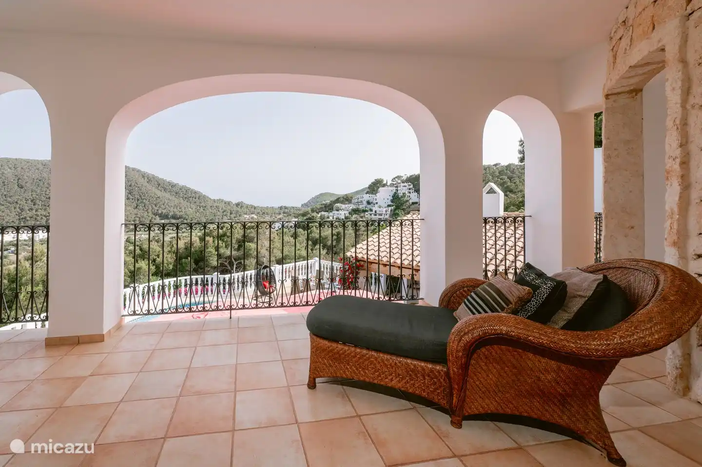 Überdachter Balkon neben dem Hauptschlafzimmer