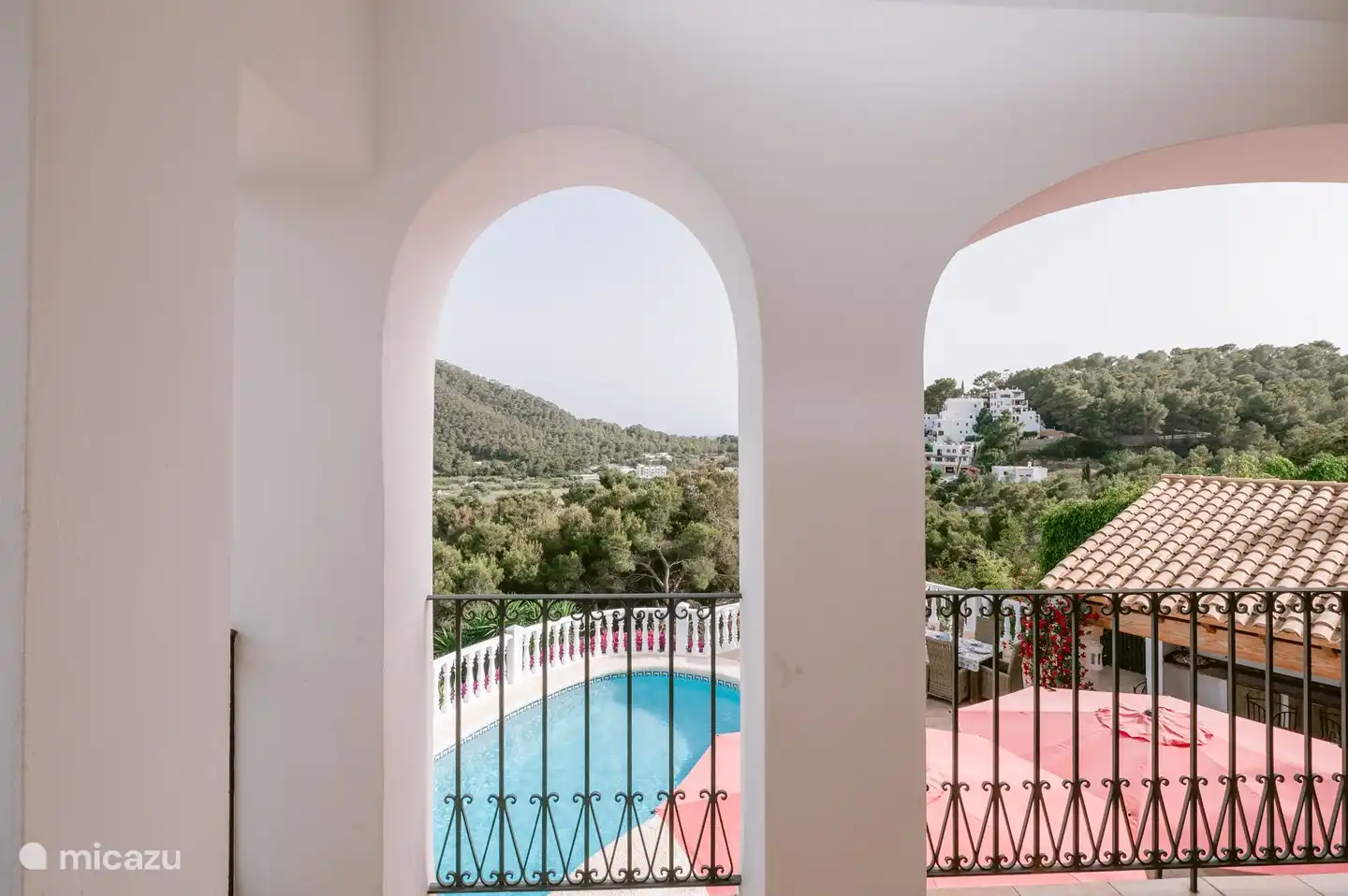 Überdachter Balkon neben dem Hauptschlafzimmer