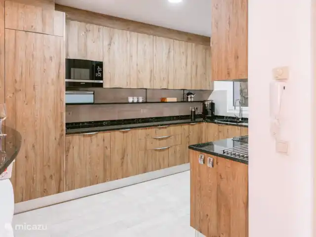 Can Xumeu huren in Spanje, Ibiza, Cala Llonga - villa De half-open, compleet ingerichte inbouwkeuken met afwasmachine, magnetron, oven, koffiemachine en koel/vriescombinatie.