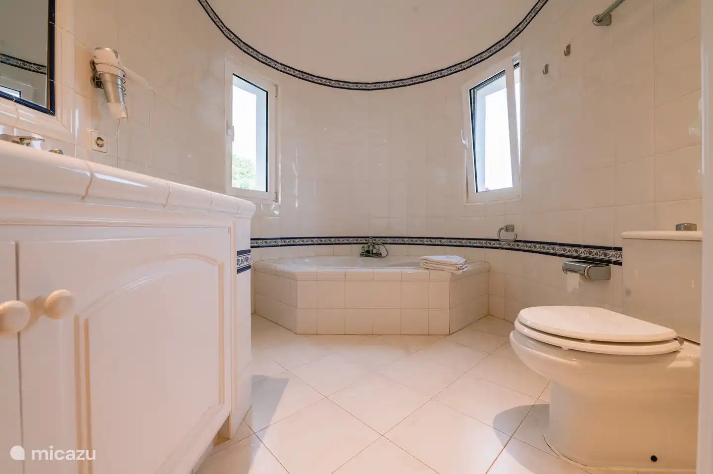 Badezimmer mit Dusche und Badewanne