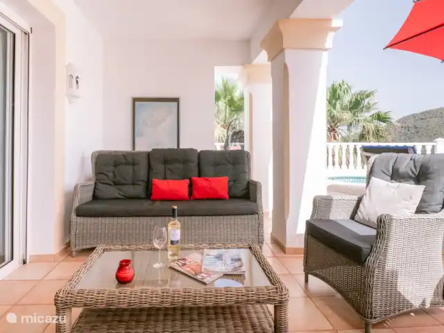 Can Xumeu huren in Spanje, Ibiza, Cala Llonga - villa Het overdekte terras mét lounge-set