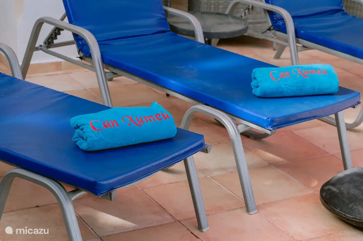 Schöne Sonnenliegen mit Badetüchern