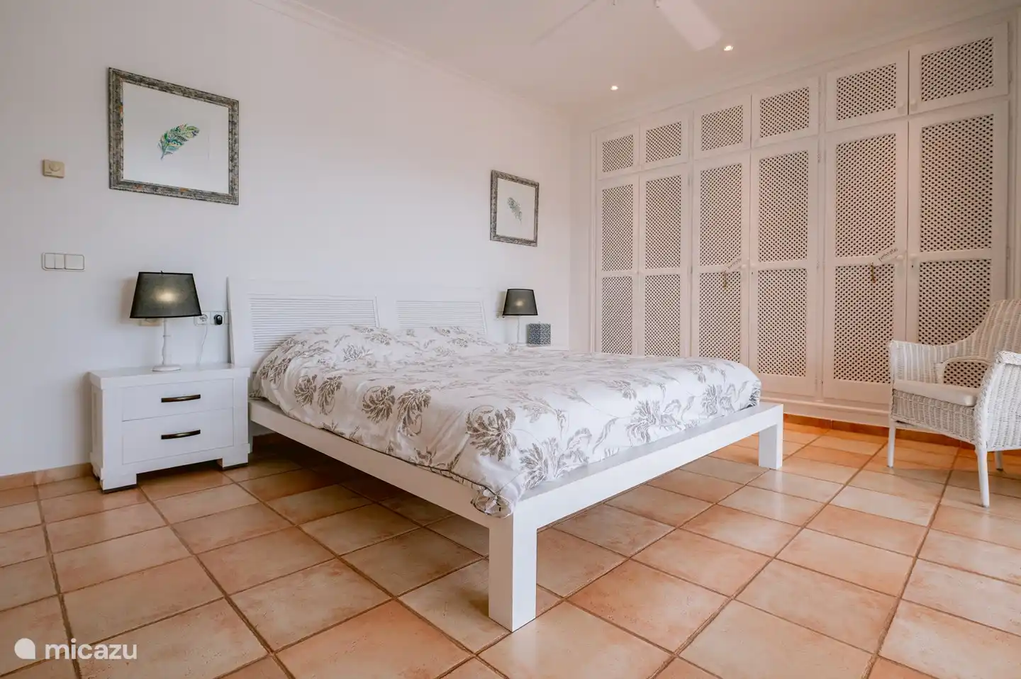 Hauptschlafzimmer mit Schiebetüren zum überdachten Balkon. + privates Badezimmer