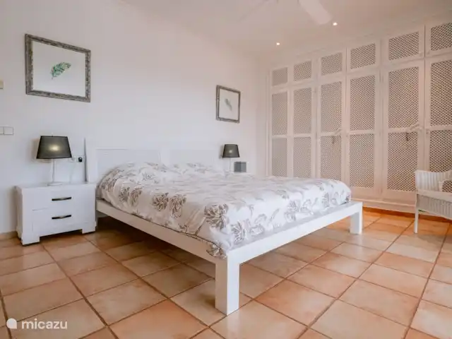 Can Xumeu huren in Spanje, Ibiza, Cala Llonga - villa Masterbedroom met schuifpuien naar het overdekte balkon. + prive badkamer