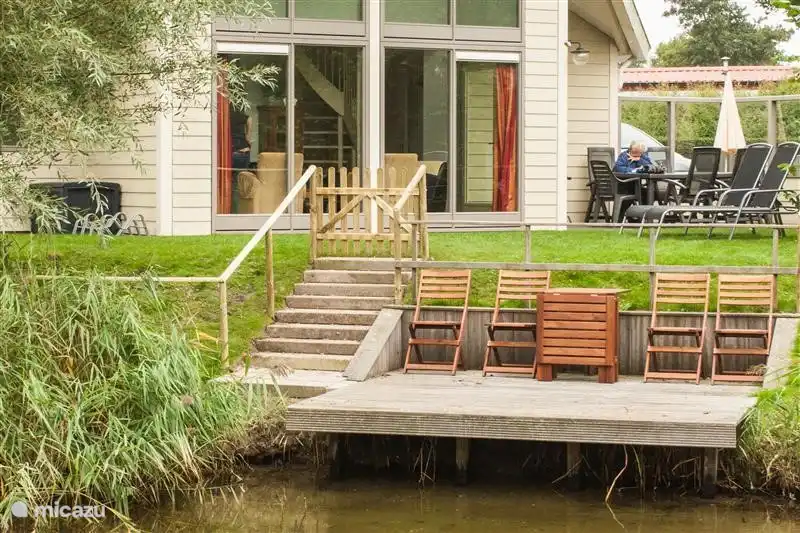 Komplett eingezäunter Garten; besonders sicher für kleine Kinder, weil sie nicht im Wasser zu erhalten.
