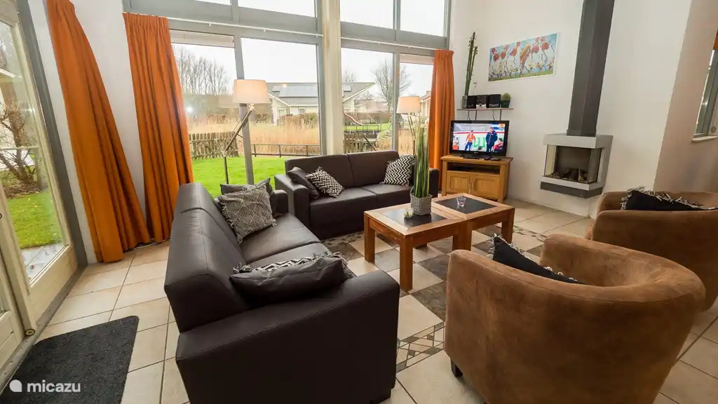 De woonkamer met veel lichtinval