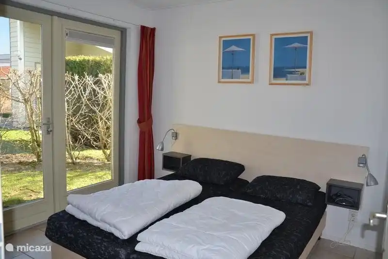 Haupt-Schlafzimmer mit Terrassentüren zur Terrasse