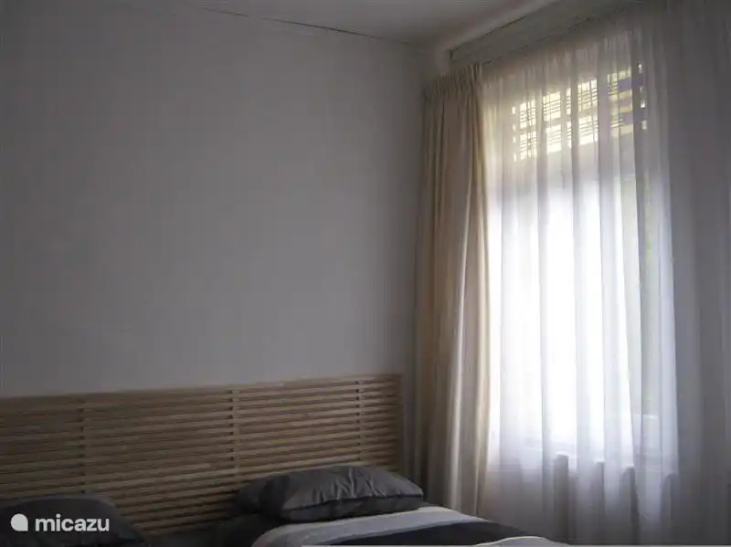 Geräumige Schlafzimmer mit Doppelbett und Kleiderschrank und große hängende Spiegel nur. Getrennte Betten. Gemachte Betten bei der Ankunft.