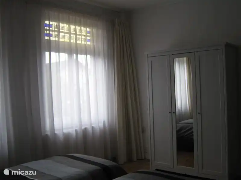 Geräumige Schlafzimmer mit Doppelbett und Kleiderschrank und große hängende Spiegel nur. Getrennte Betten. Gemachte Betten bei der Ankunft.