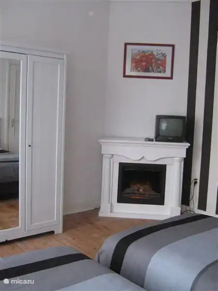 Geräumige Doppelzimmer mit hanglegkasten nur Spiegel. Elektrischer Kamin und Ventilator. Getrennte Betten. Gemachte Betten bei der Ankunft.