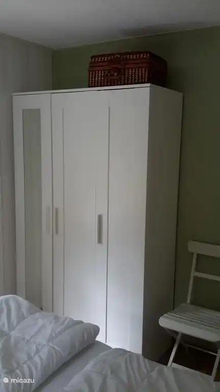 Armoire à linge dans la chambre des maîtres. Celui-ci contient la literie que vous pouvez utiliser.