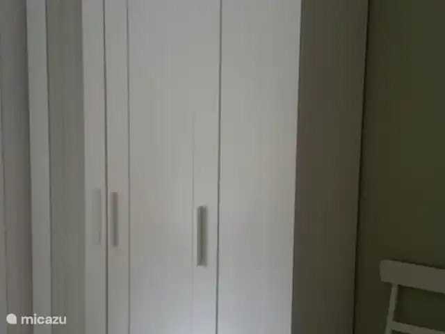 Veluwerijck 8 en Países Bajos, Güeldres, Ermelo - casa de campo Closet para ropa blanca en el dormitorio principal. Esto contiene la ropa de cama que puede utilizar.