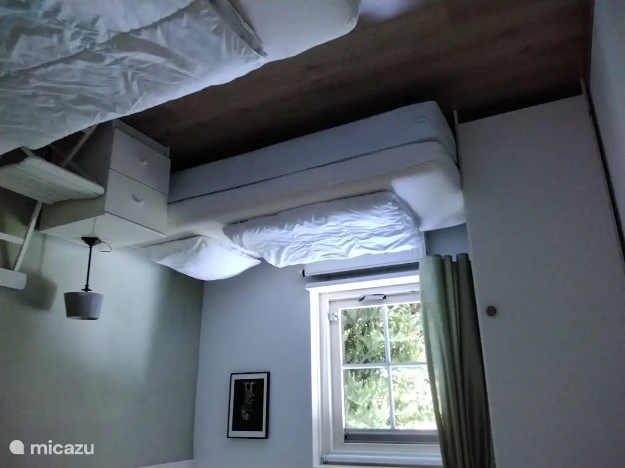 Petite chambre avec 2 lits sommier de 80x200 cm, 2 oreillers, 2 couettes de 140x200 cm, chaise, table de chevet, lampe de chevet, penderie et stratifié au sol.