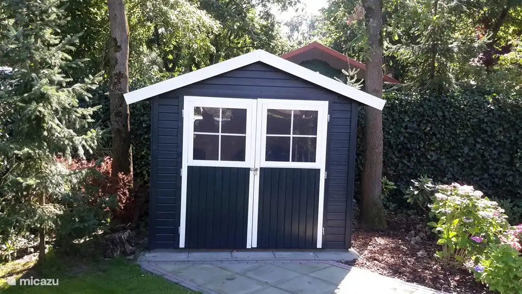 Nouveau cabanon pour ranger et éventuellement recharger vos vélos. Il y a aussi une borne de recharge à l'extérieur de la ferme