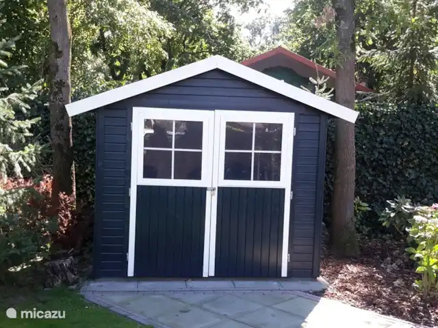 Veluwerijck 8 en Países Bajos, Güeldres, Ermelo - casa de campo Cobertizo nuevo para almacenar y posiblemente cargar sus bicicletas. También hay un punto de recarga en el exterior de la finca.