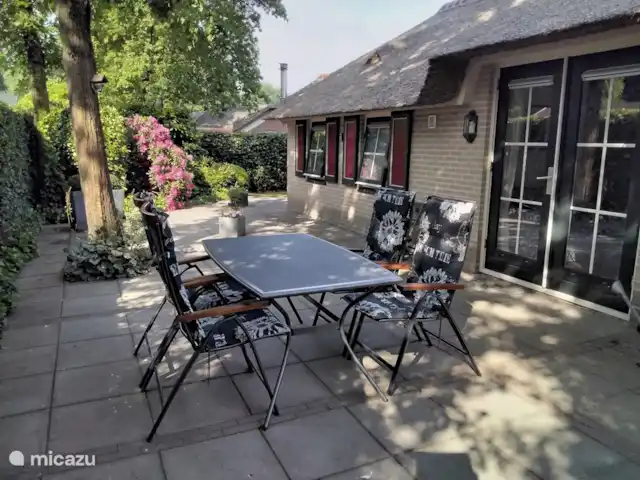 Veluwerijck 8 en Países Bajos, Güeldres, Ermelo - casa de campo Terraza con tumbonas detrás del bungalow a la sombra de los robles