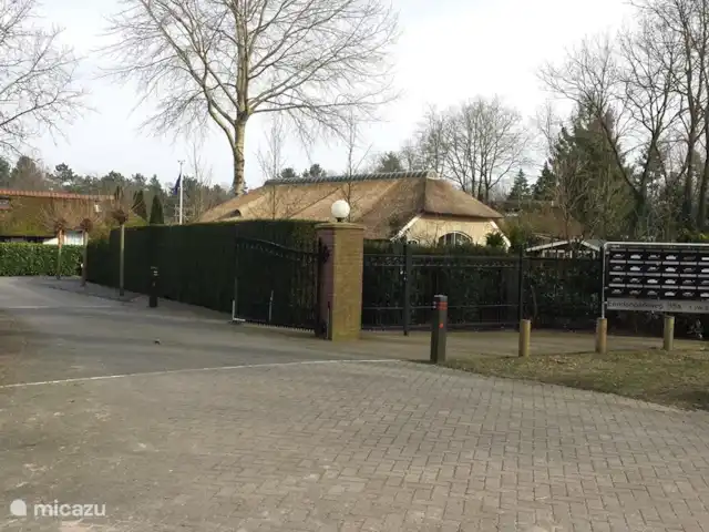 Veluwerijck 8 en Países Bajos, Güeldres, Ermelo - casa de campo La entrada al parque. Después del atardecer hasta el amanecer, la puerta se cierra y las lámparas del globo están encendidas. Luego puede ingresar a la puerta grande con el control remoto. A la derecha de este hay una puerta peatonal, que siempre está abierta.