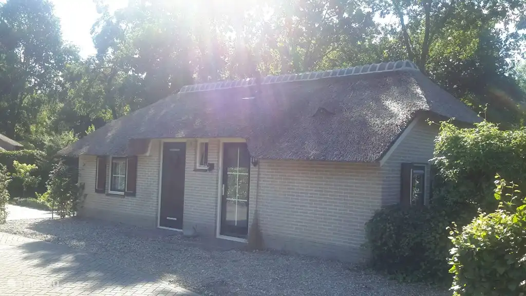 La porte d'entrée avec parking pour 2 voitures