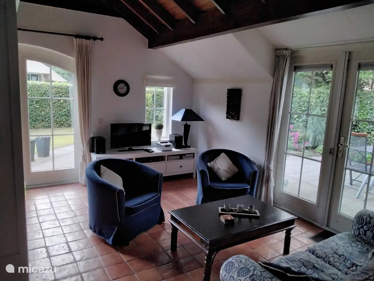 Le salon avec portes françaises gauche et droite et chauffage au sol