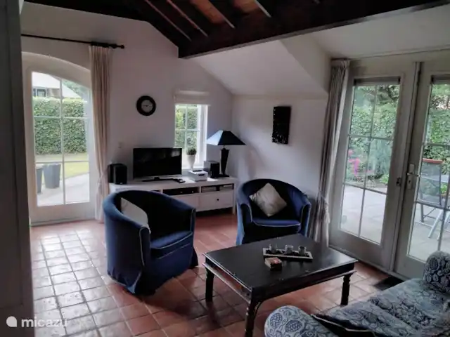 Veluwerijck 8 en Países Bajos, Güeldres, Ermelo - casa de campo La sala de estar con puertas francesas izquierda y derecha y calefacción por suelo radiante