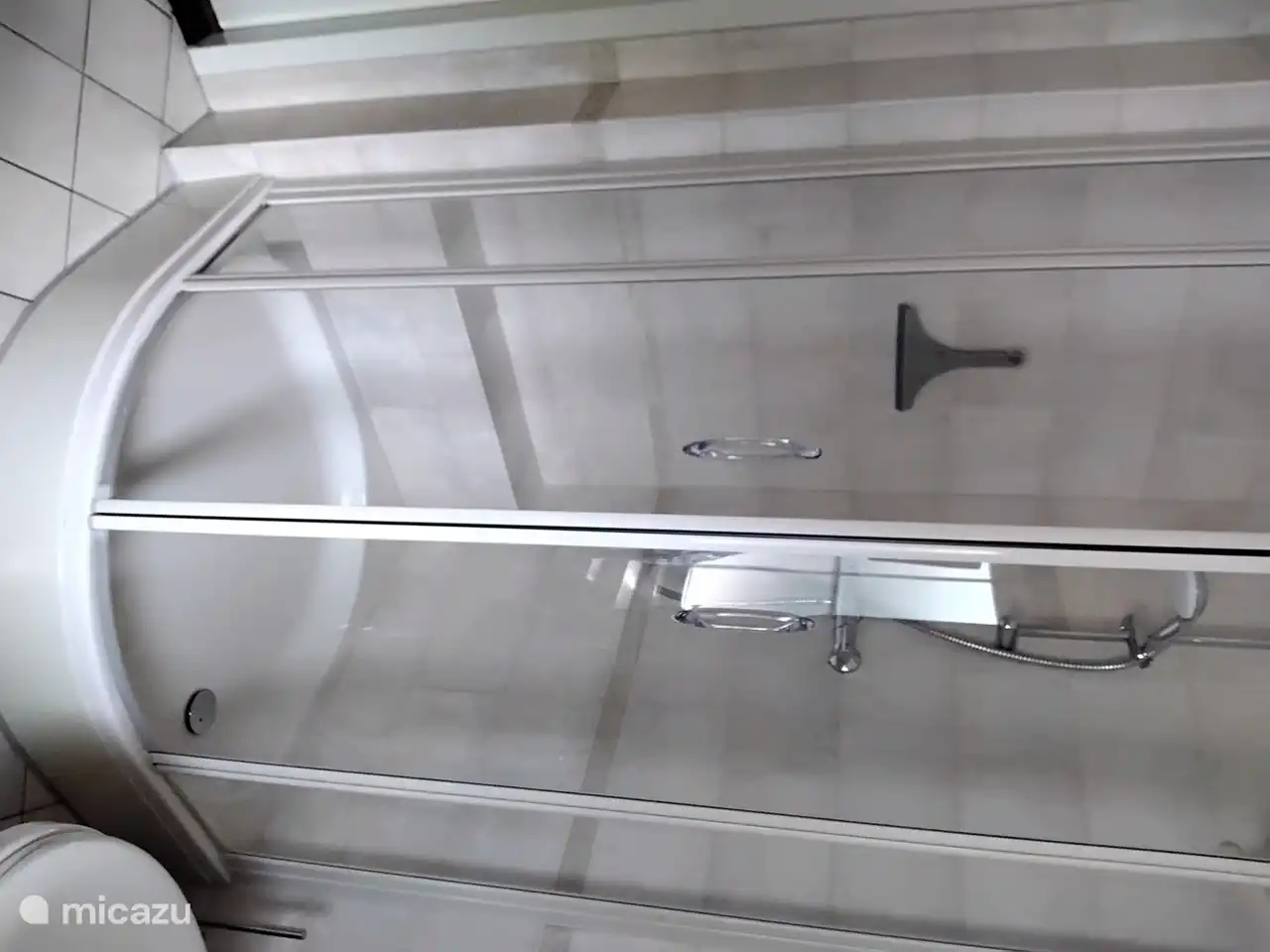 La cabine de douche spacieuse